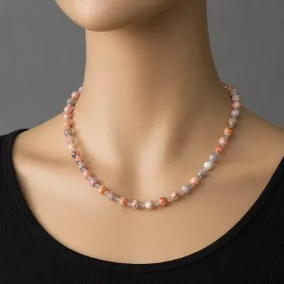 Collier en perles naturelles (agates roses) aux nuances rosées, beiges et légèrement marbrées.